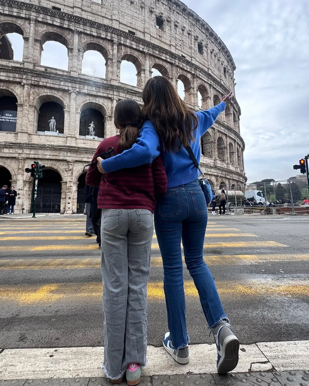 Carmen Alcayde y su hija, en Roma.