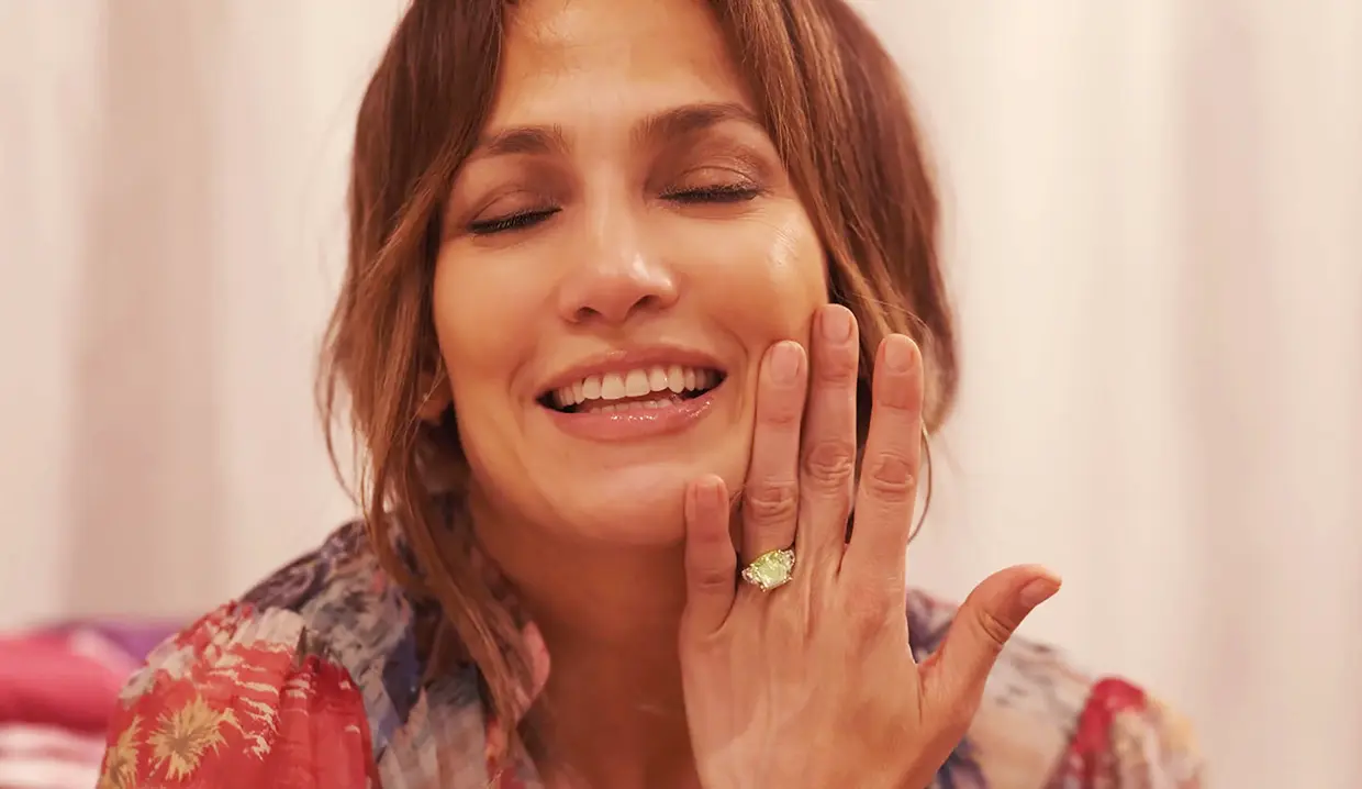 Jennifer Lopez enseñando su anillo de compromiso.