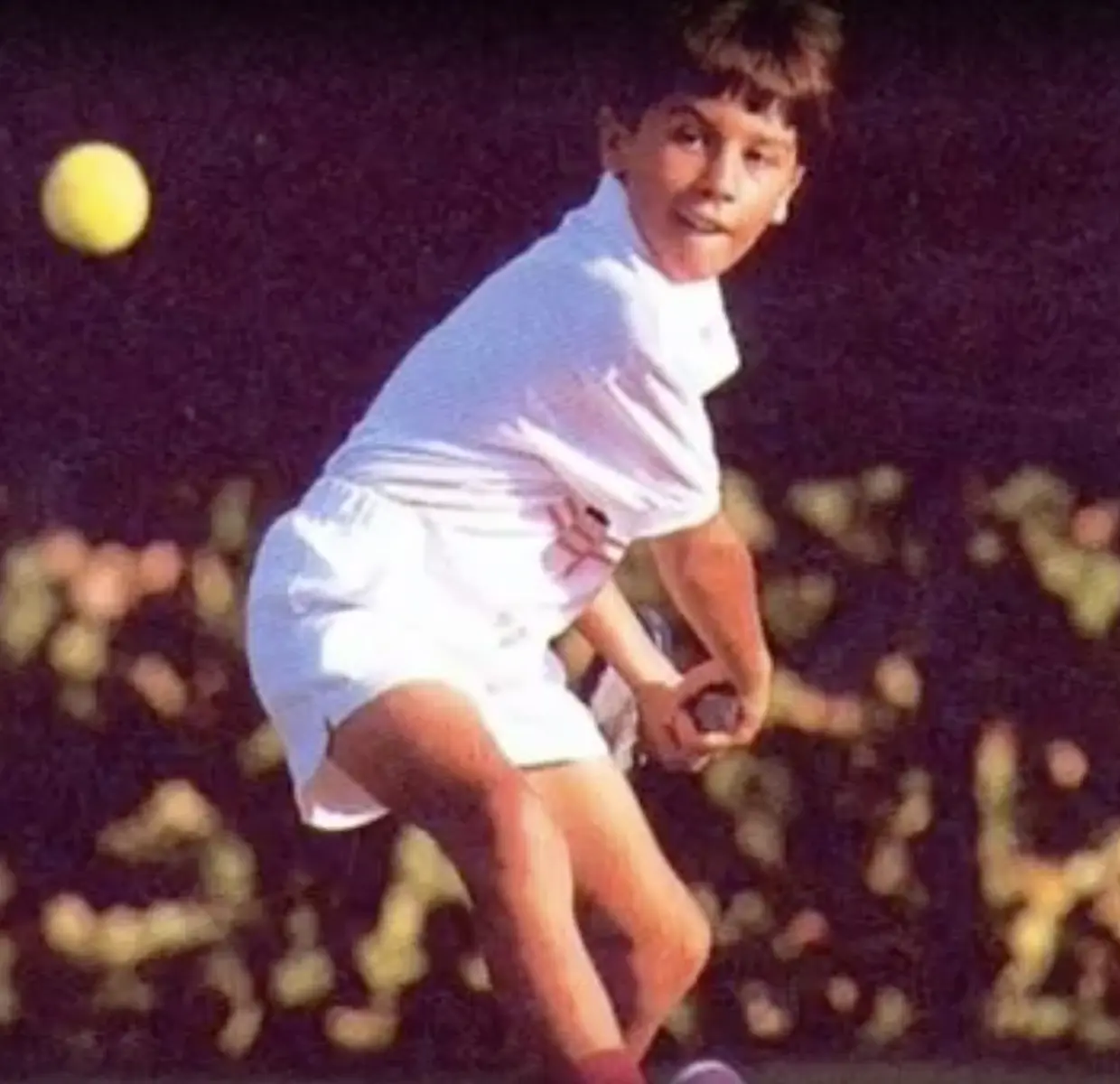 Rafa Nadal jugando a tenis de niño.