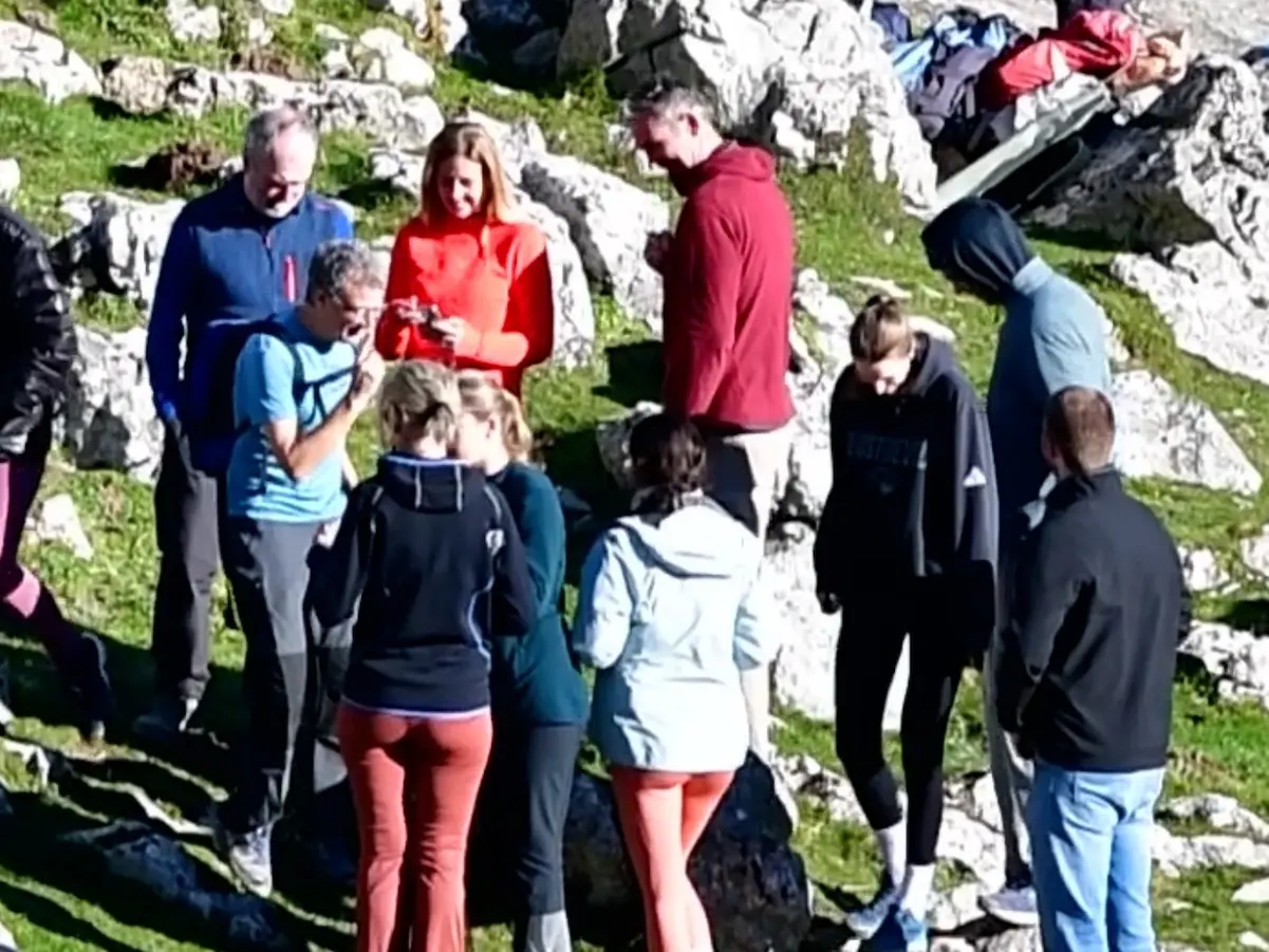 Iñaki Urdangarín y Ainhoa Armentia, durante un paseo por el monte con los hijos de la infanta Cristina