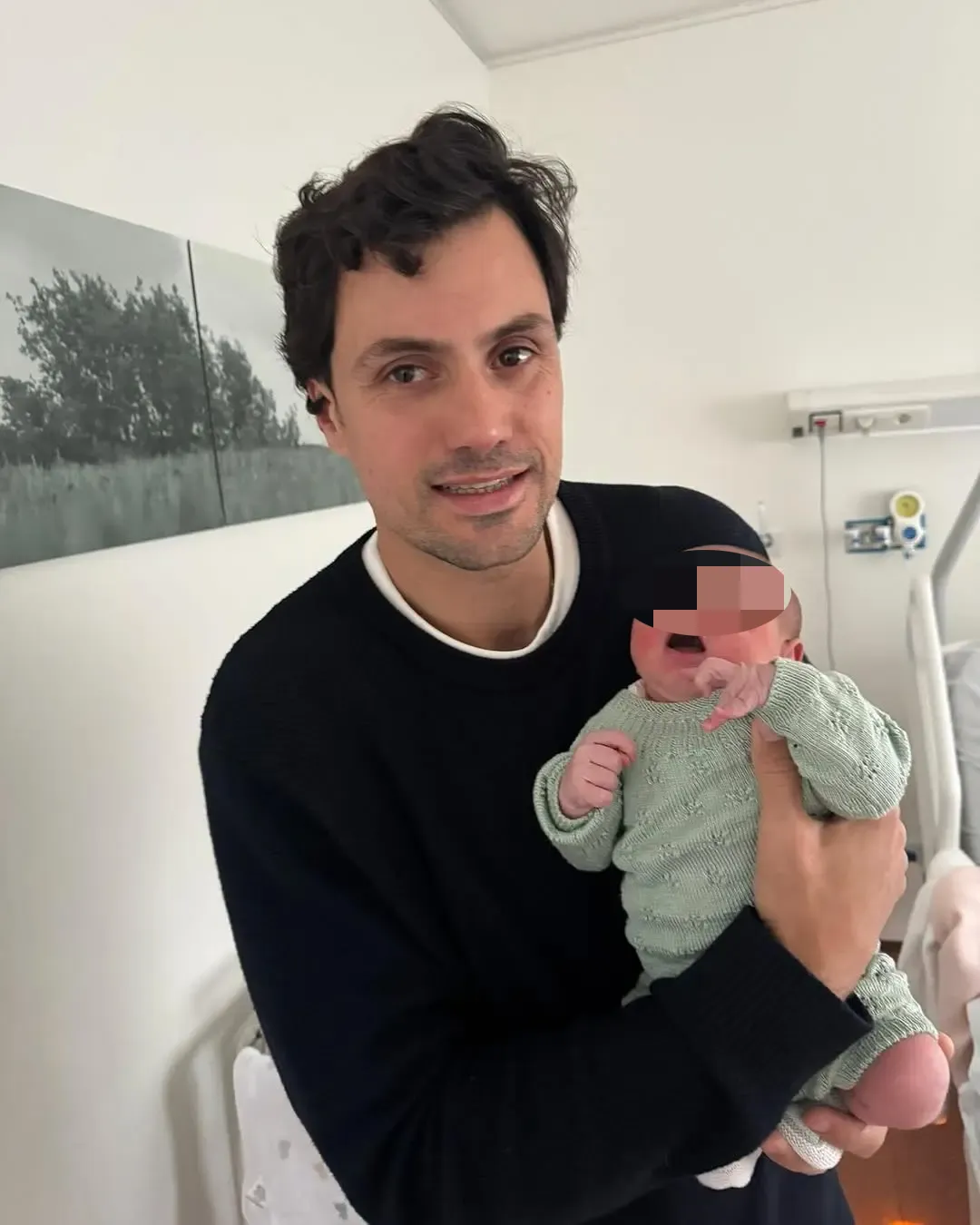 Íñigo Lopera Monje, hijo de Carolina Monje y Álex Lopera, junto a su padre.