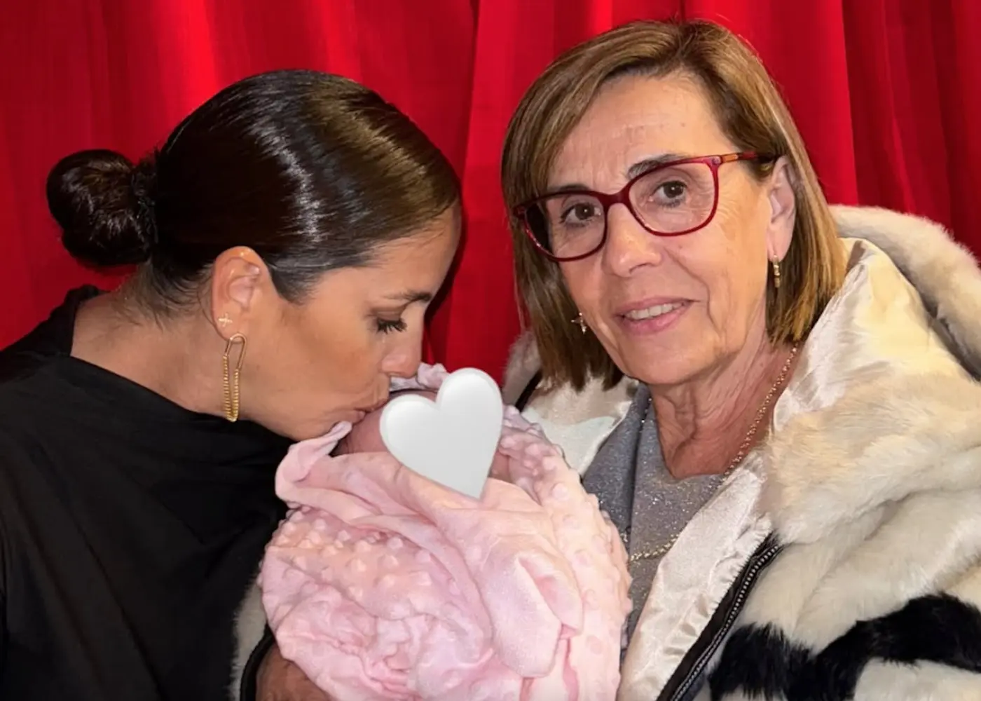 Anabel Pantoja y Merchi con la pequeña Alma.