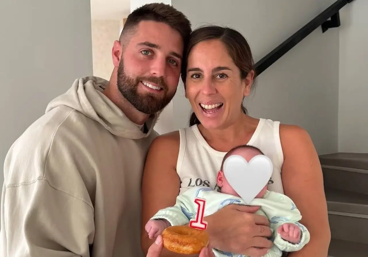 Anabel Pantoja y David Rodríguez, junto a su hija, Alma.