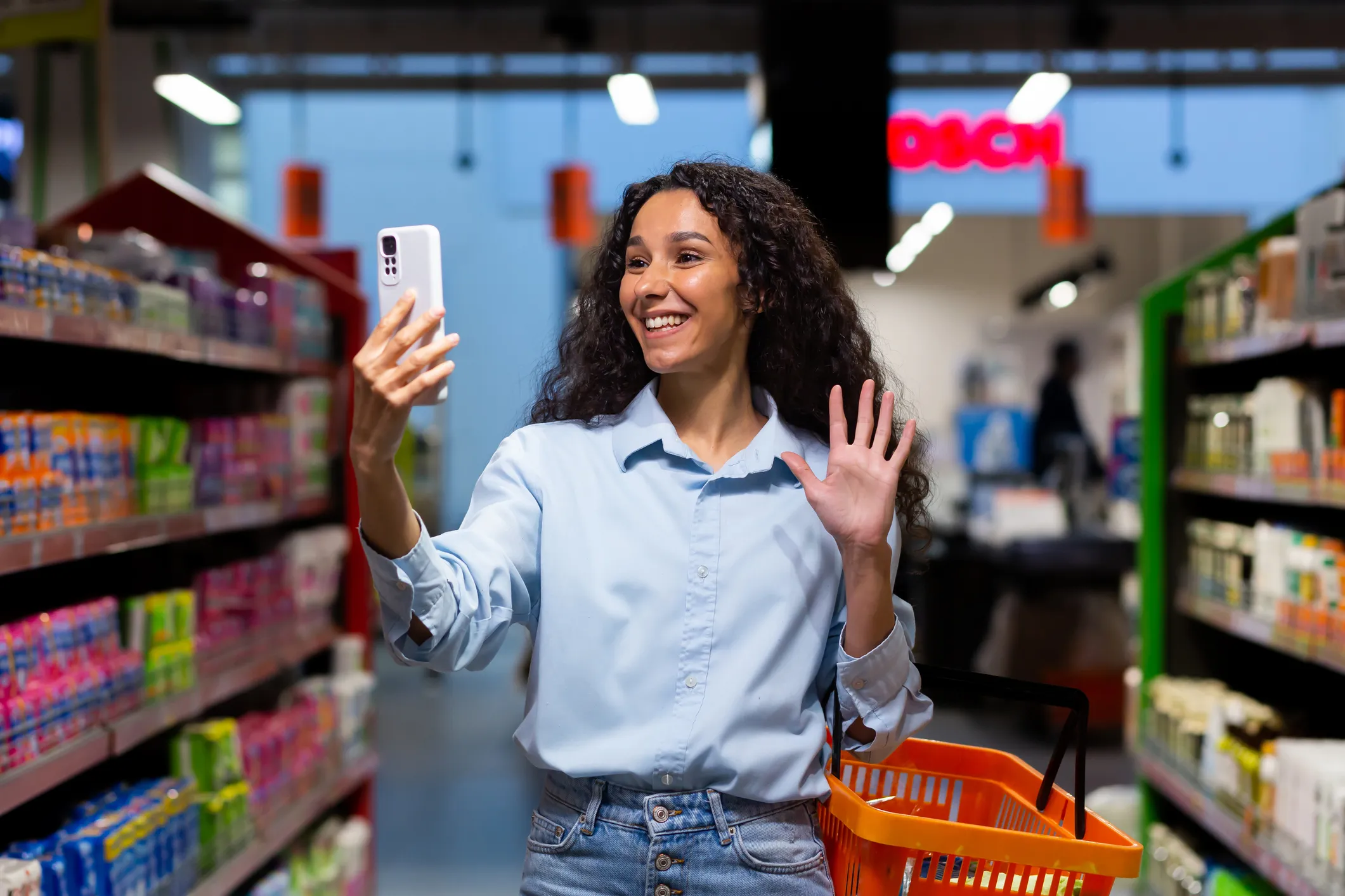 Una chica haciendo una videollamada.