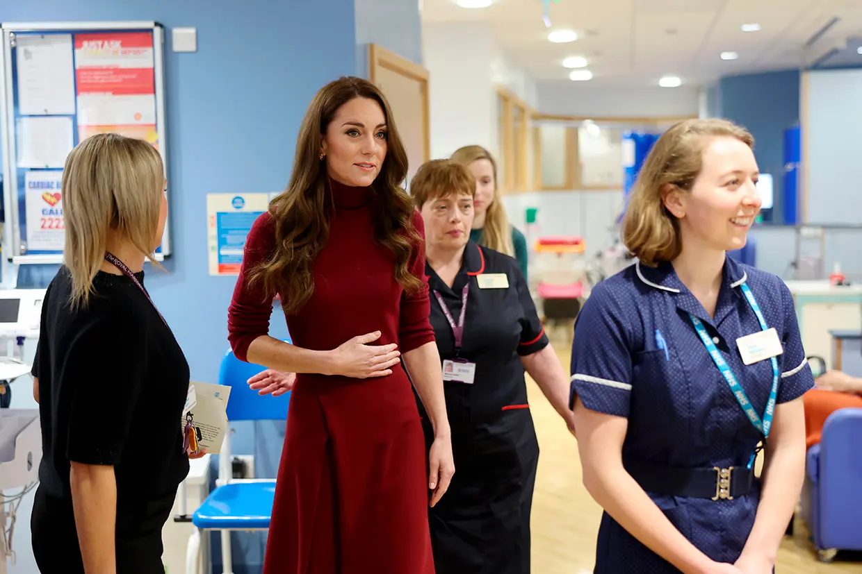 Kate Middleton visitando un hospital rodeada de enfermeras