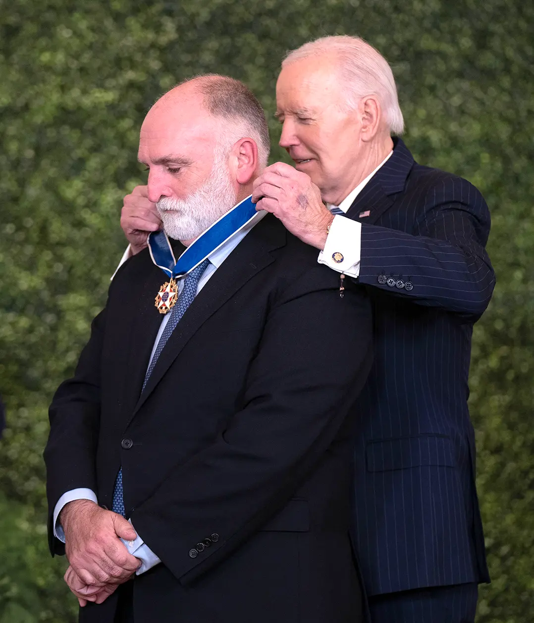 José Andrés recibiendo una medalla del presidente de los EEUU Joe Biden.