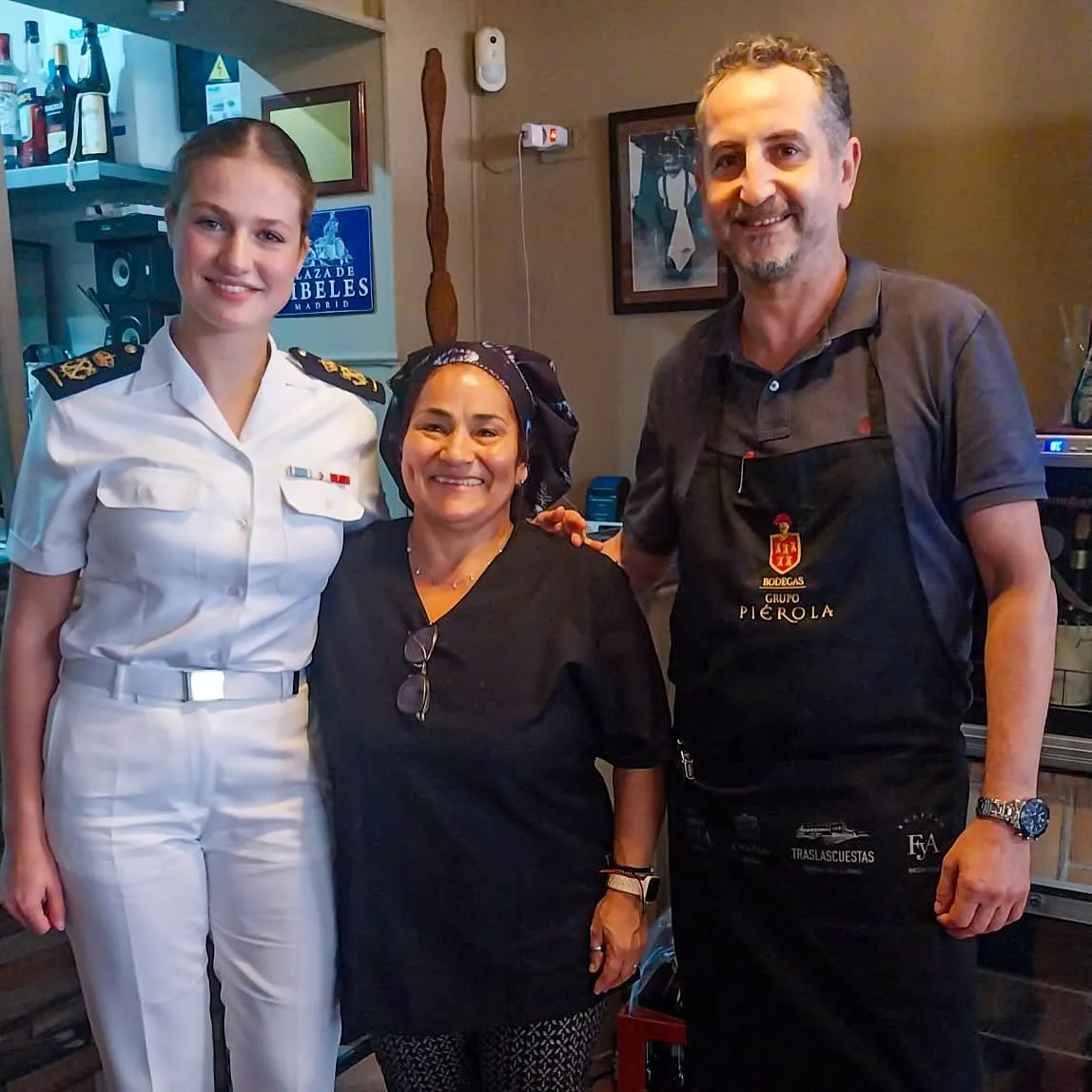 Leonor con el personal de la tasca La Montería, en Tenerife.