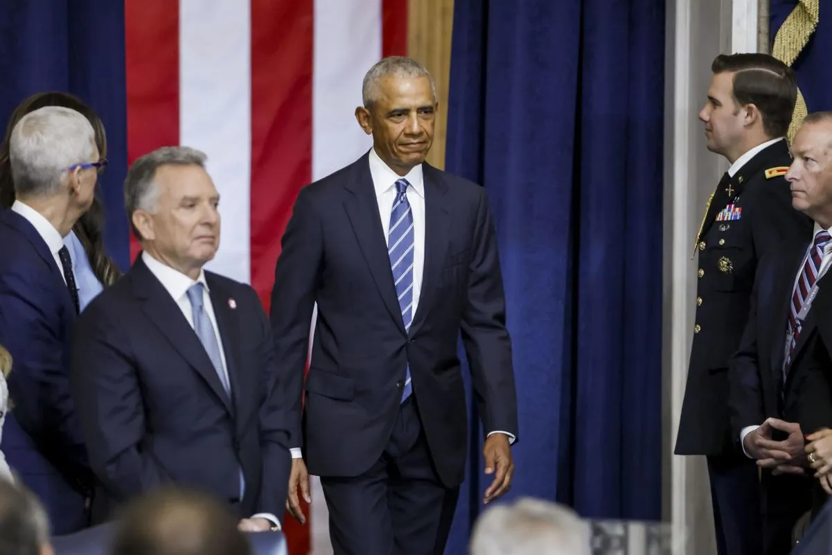 Barack Obama, llegando solo a la toma de posesión de Donald Trump.