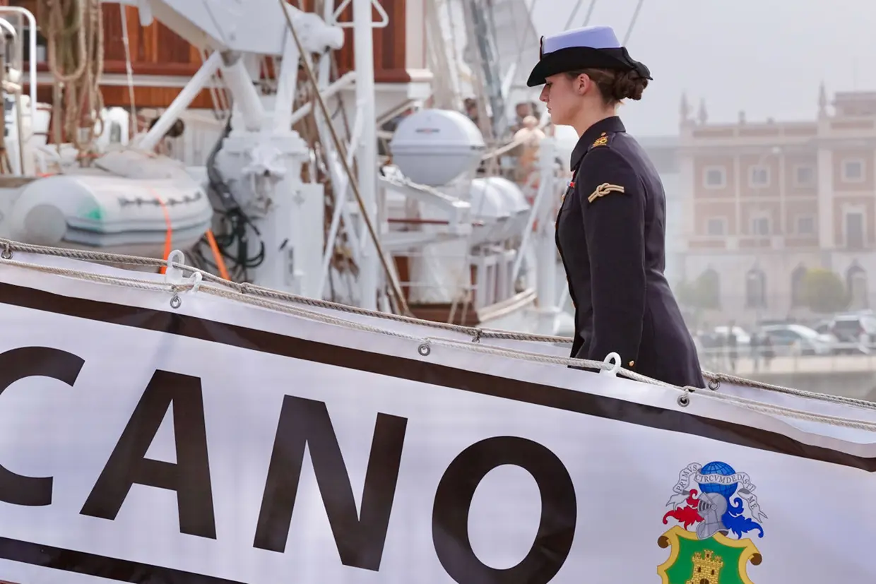 La princesa Leonor subiendo al Elcano