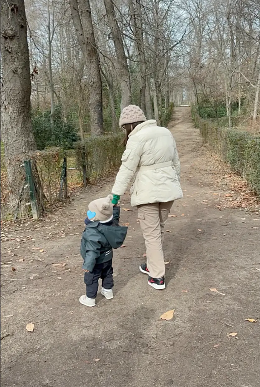 Gabriela Guillén paseando con su bebé.