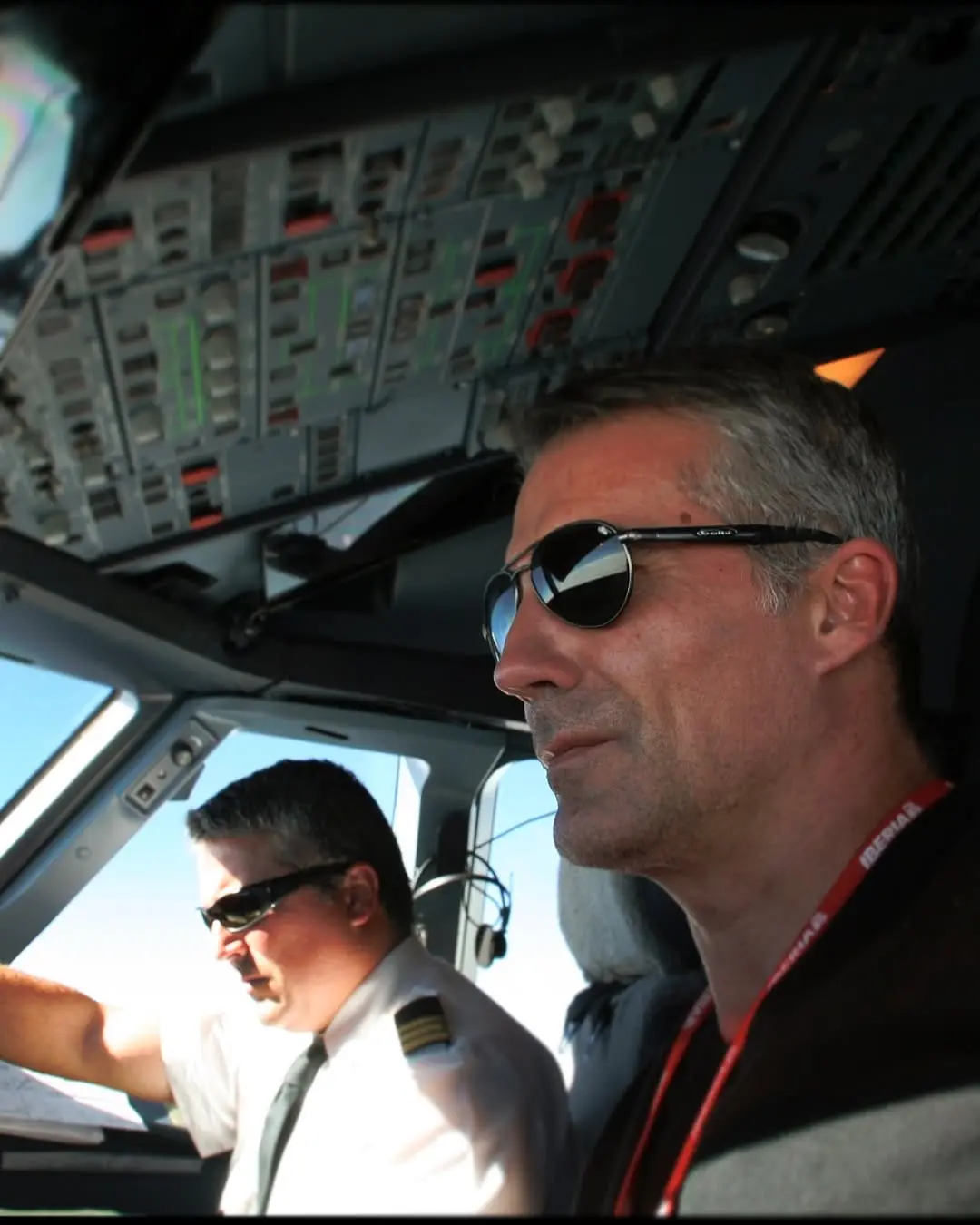 David Cantero, junto a su hermano, en una cabina de avión.