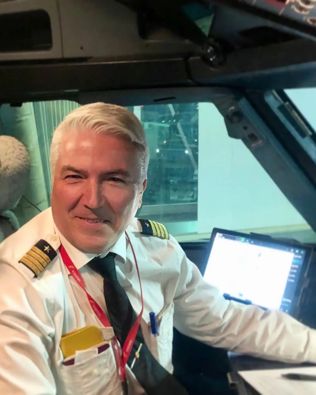 El hermano de David Cantero en una cabina de avión.