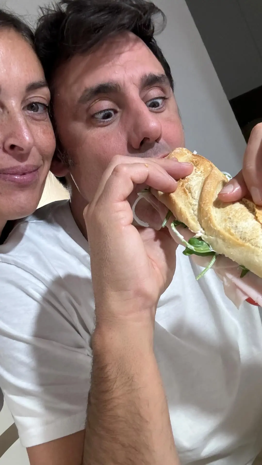 Ion Aramendi, junto a su mujer, María Amores, siguiendo la "dieta del bocadillo".