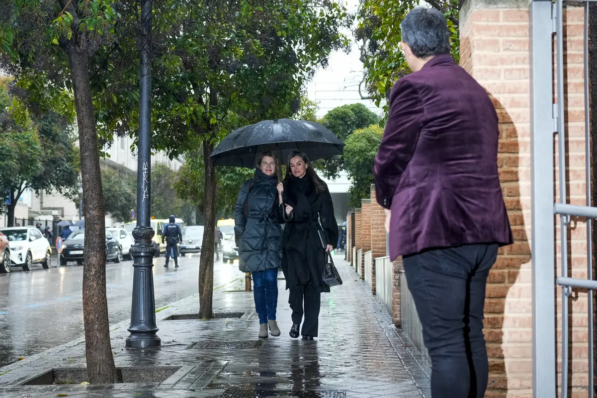 La reina Letizia comparte paraguas con su secretaria, María Ocaña.