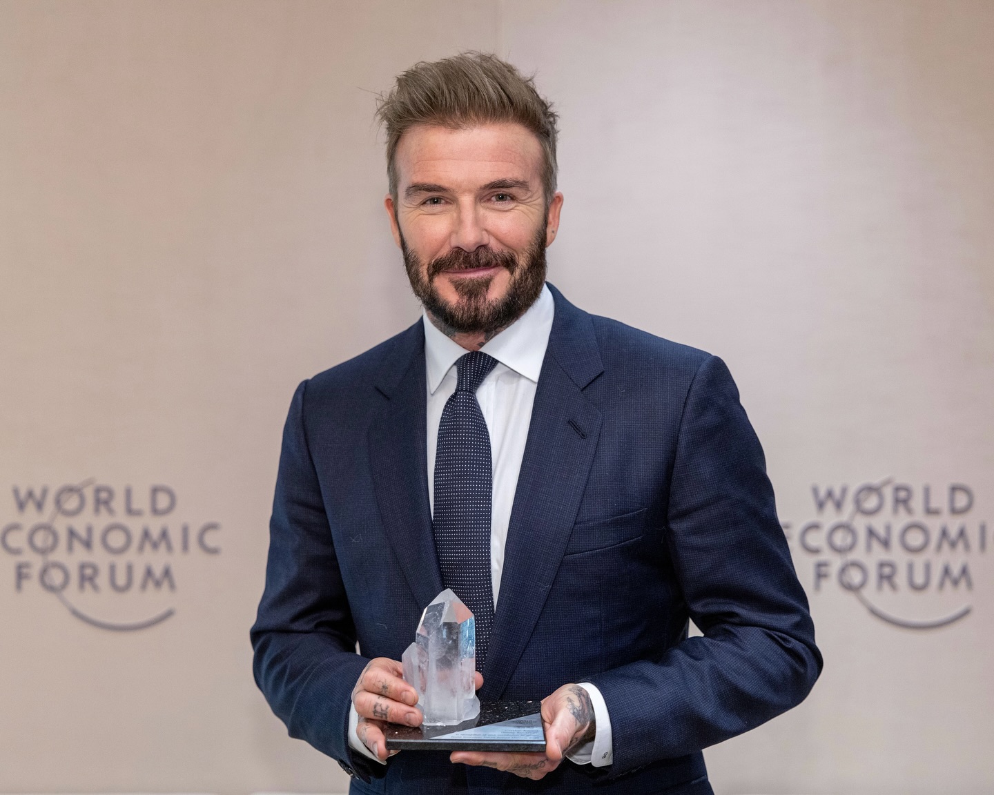 David Beckham recoge un premio en Davos por su labor con Unicef. Foto: redes sociales.