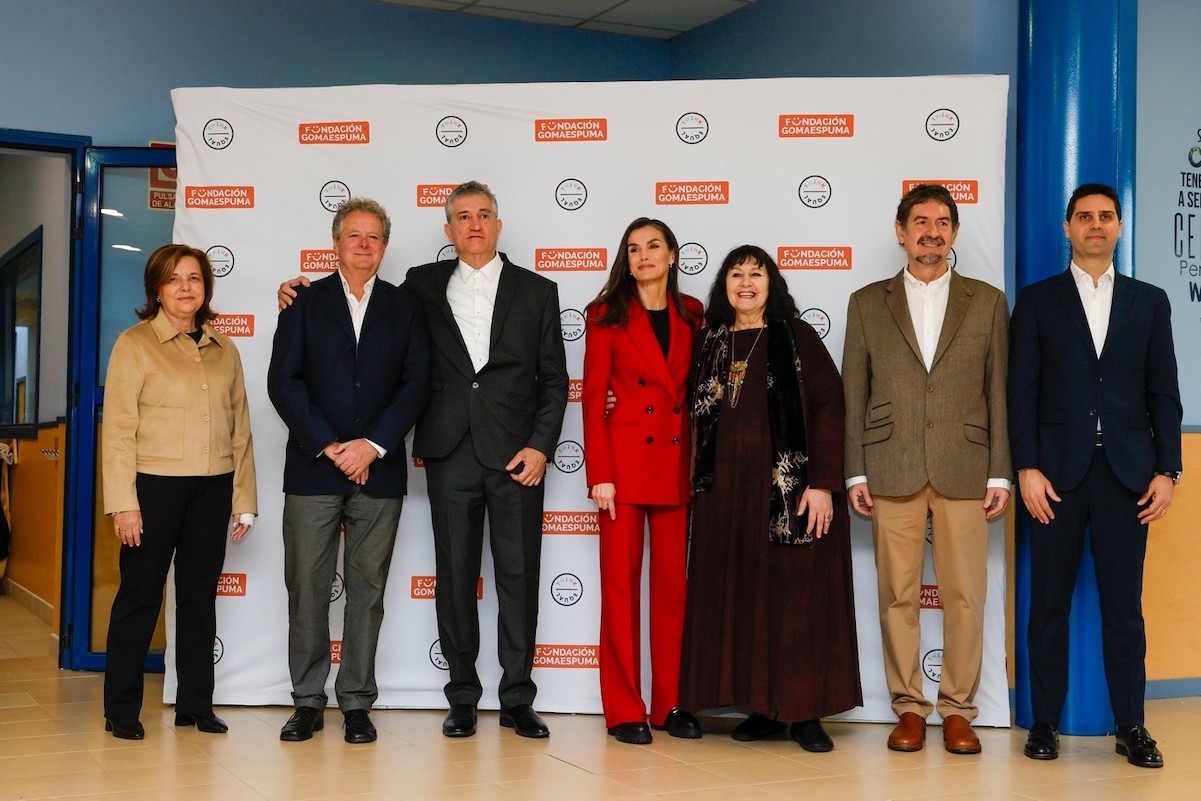 La Reina junto al profesorado del CEIP Cortes de Cádiz y los fundadores de la Fundación Gomaespuma, Guillermo Fesser, y Juan Luis Cano