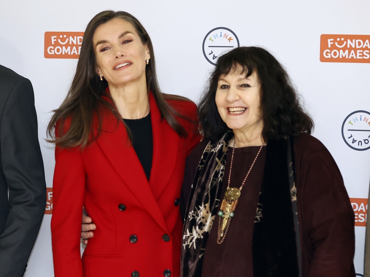 La reina Letizia posa junto a Leslee Udwin, fundadora de “Think Equal” (R), durante su visita al colegio Cortes de Cádiz, incluido en el “Think Equal”