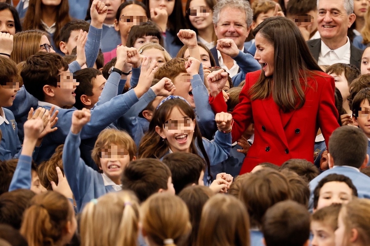 Doña Letizia con los niños del CEIP Cortes de Cádiz