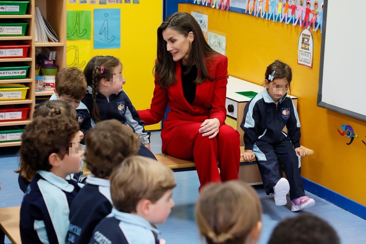 La Reina conversa con los niños durante la actividad