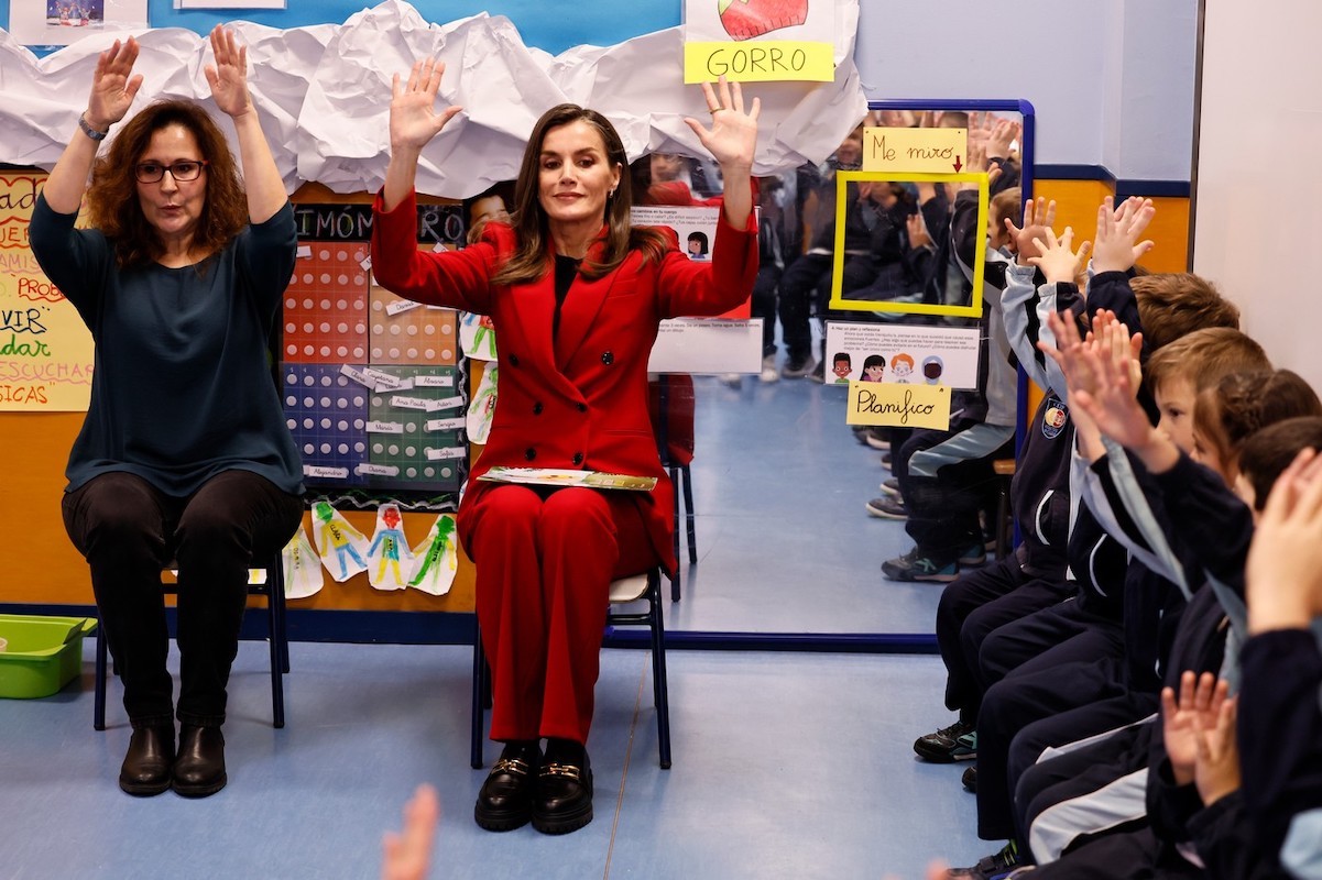 La Reina participó en la lectura de “Lara, la mariquita amarilla” con los niños en la clase de 5 años