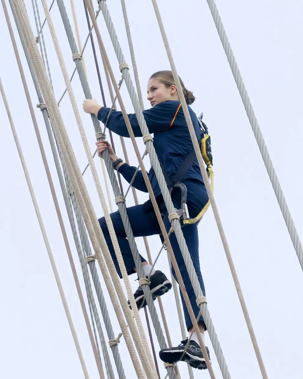 La princesa Leonor subiendo a la cofa de un barco.