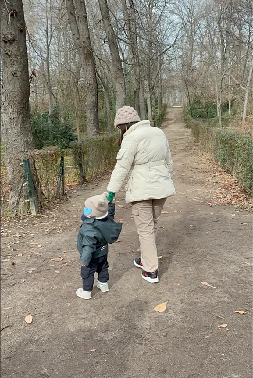 Gabriela Guillén paseando por un parque con su bebé.