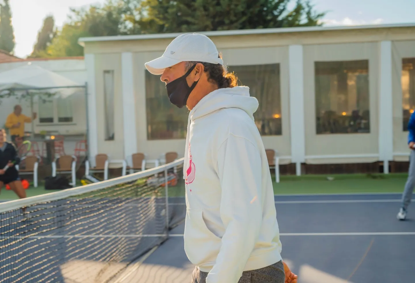 Frank Francés jugando al tenis, en la actualidad.