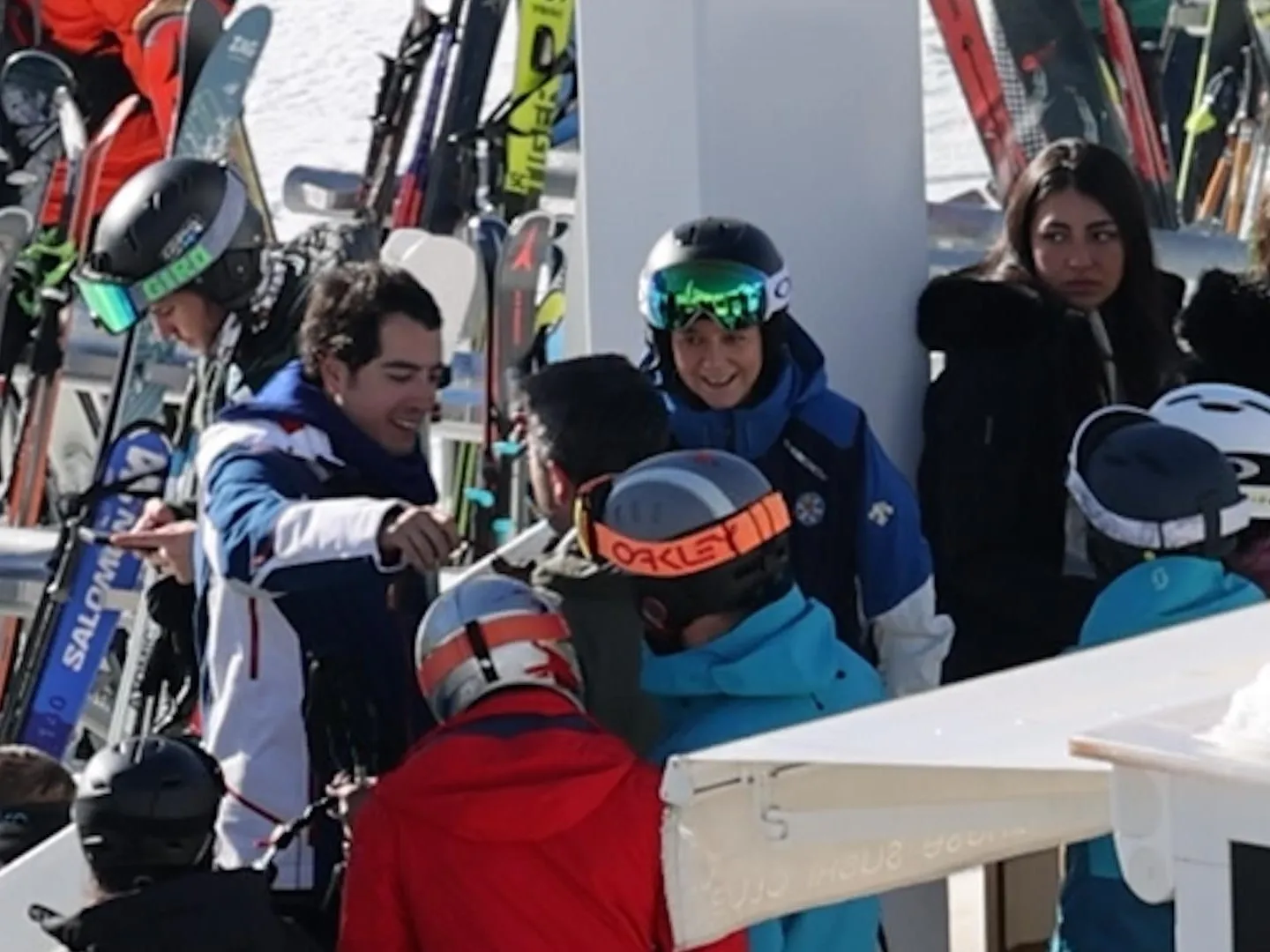 Victoria Federica con sus amigos en la nieve.