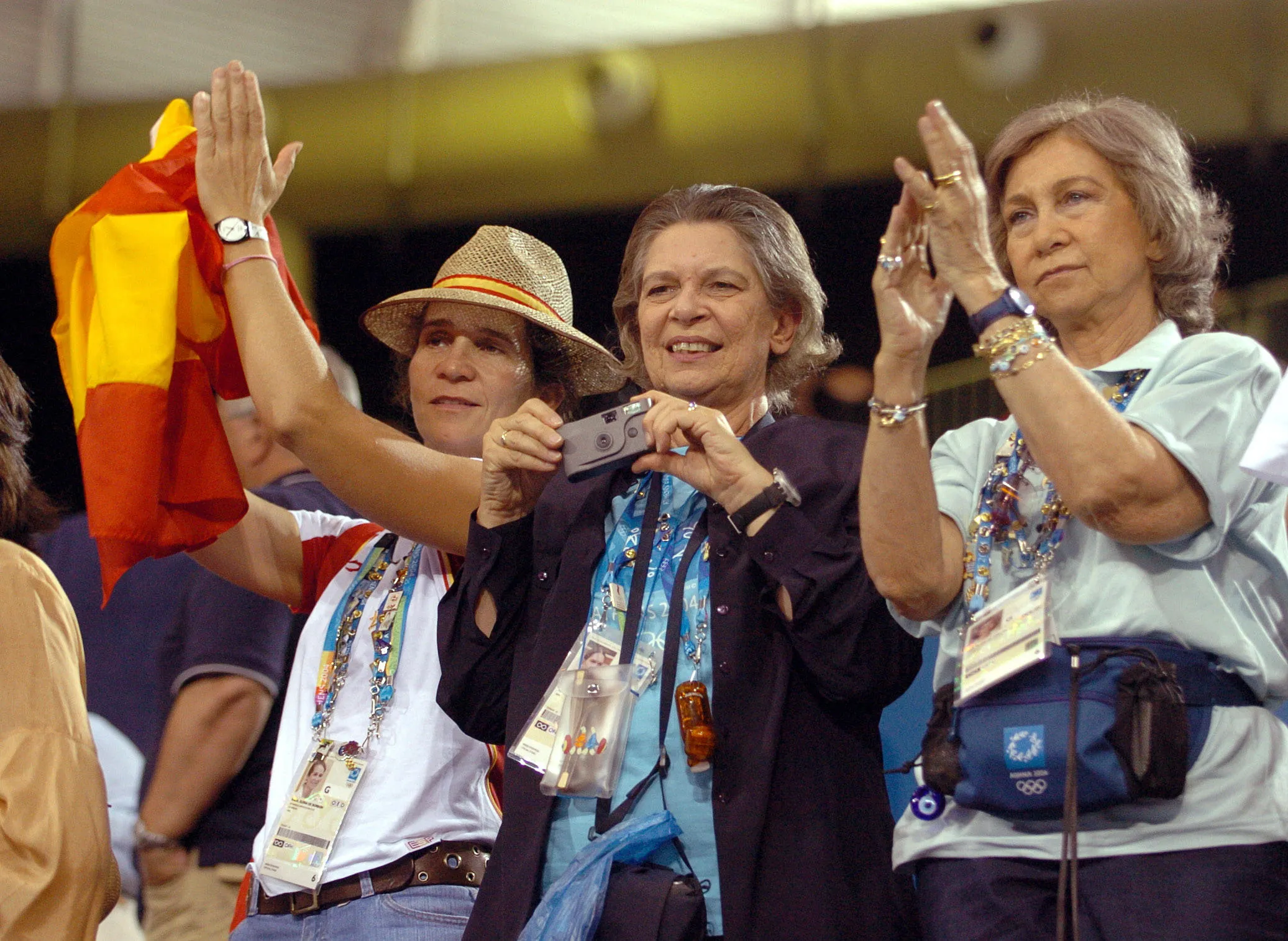 Irene de Grecia con la reina Sofía y la infanta Elena, en los Juegos Olímpicos de Atenas 2004.