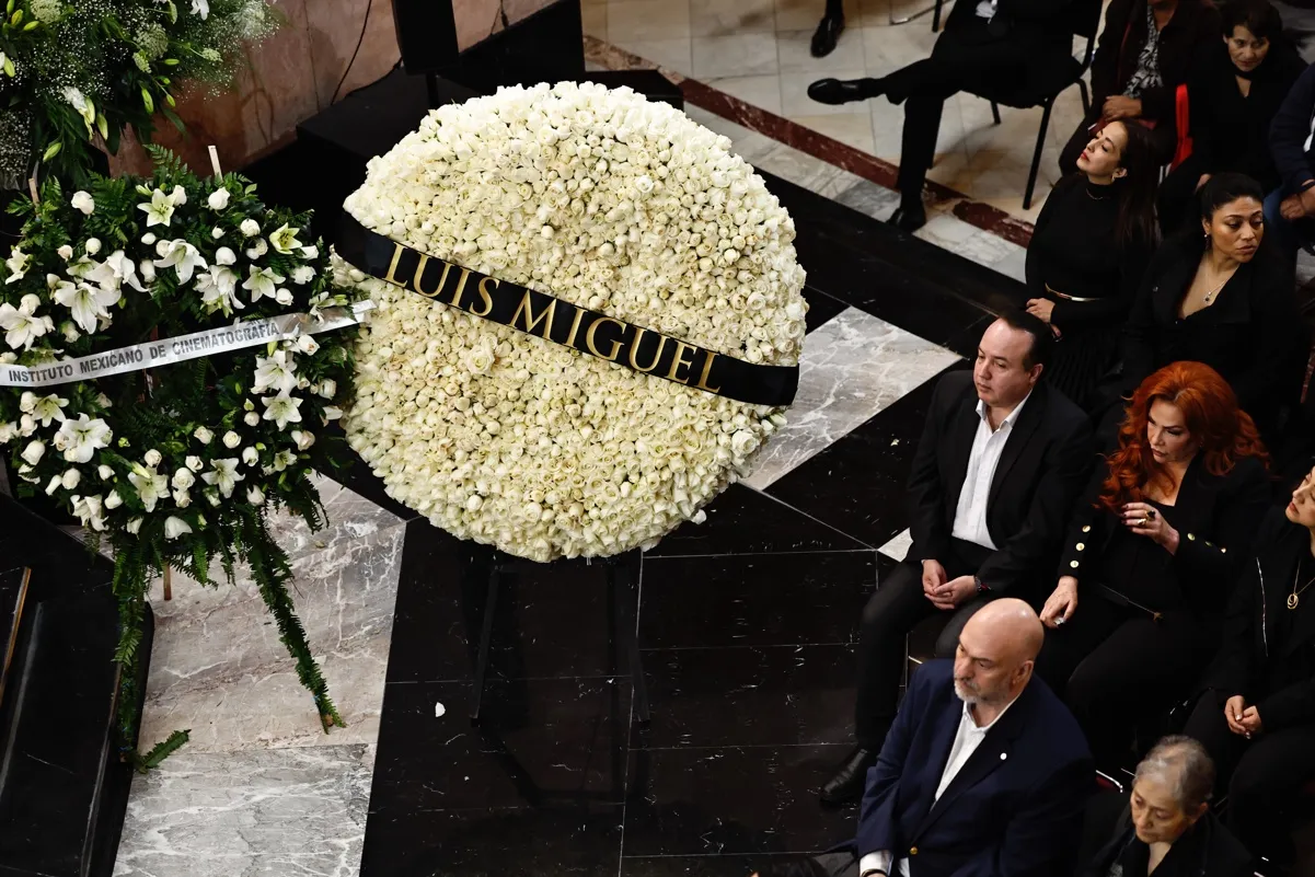 Luis Miguel envió una gran corona de flores al funeral de Silvia Pinal.