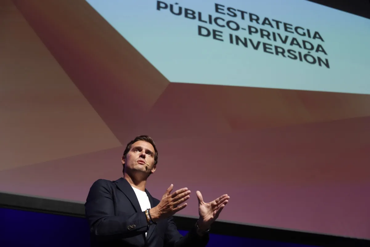 Albert Rivera dando una charla.