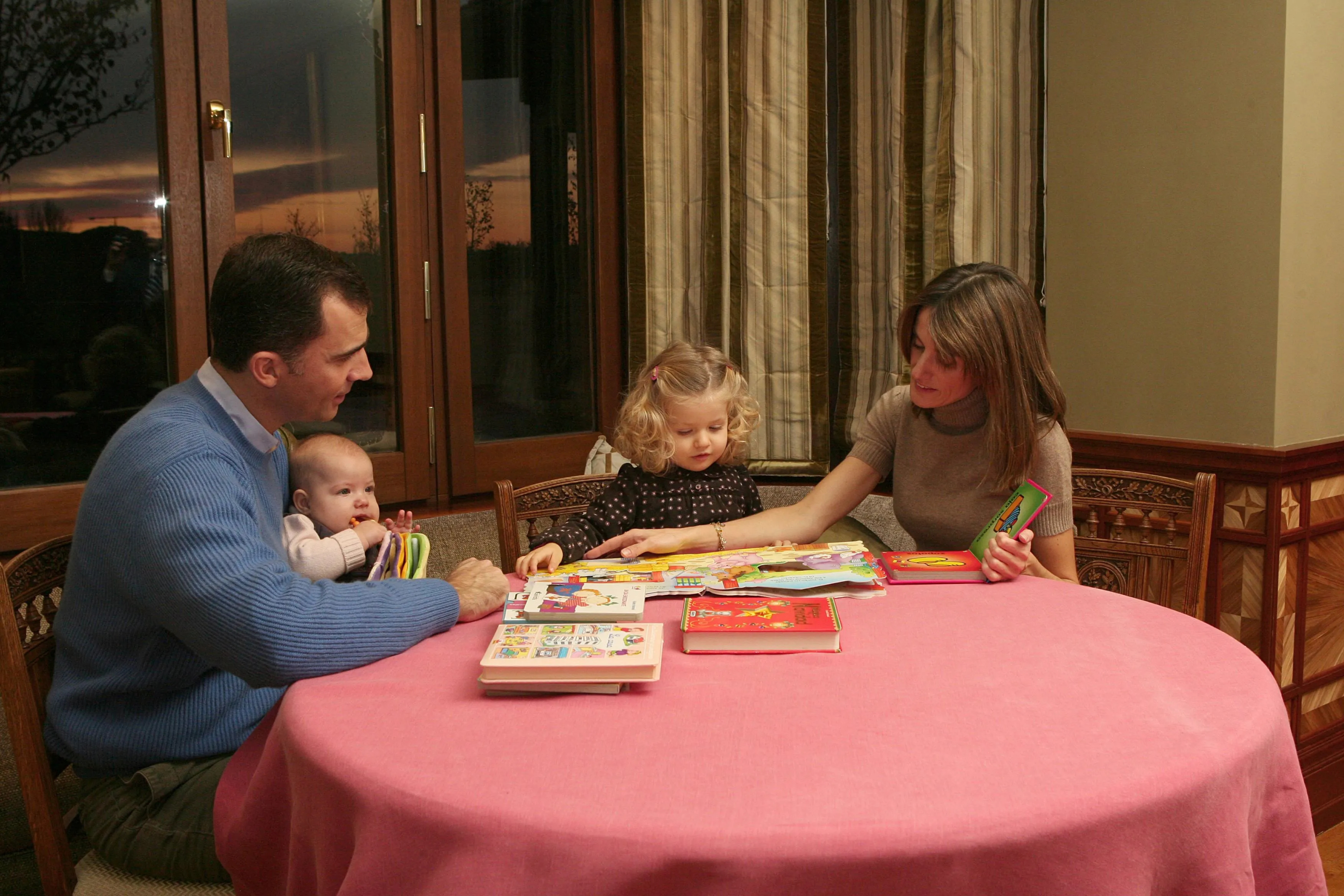 Felipe VI con Leonor y Sofía.