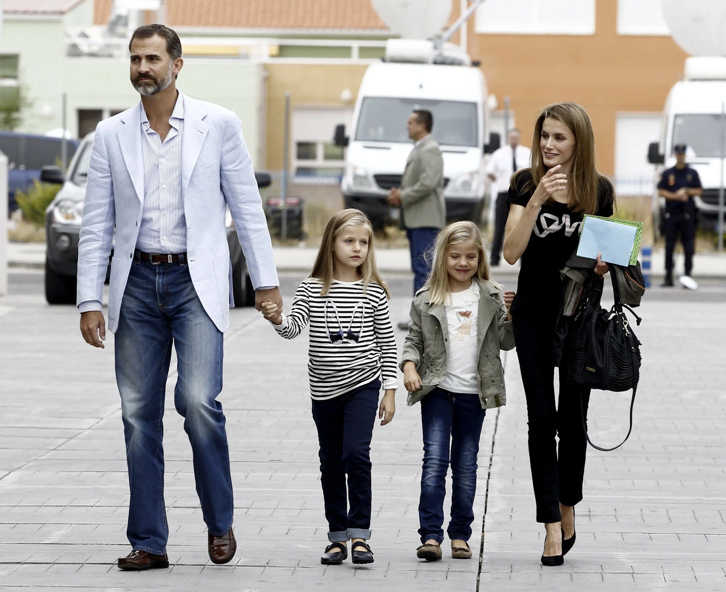 Felipe VI con Leonor y Sofía.