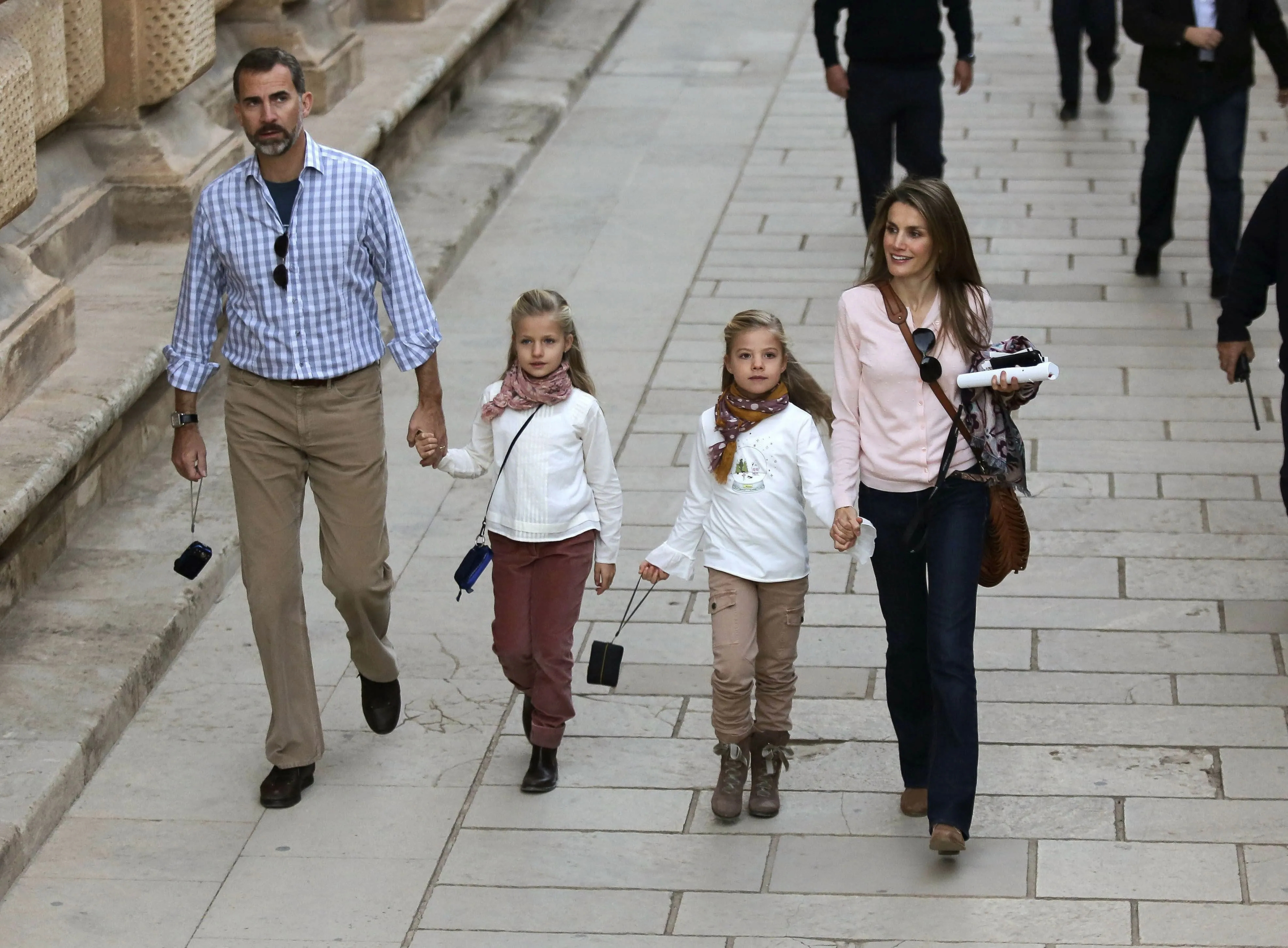 Felipe VI con Leonor y Sofía.