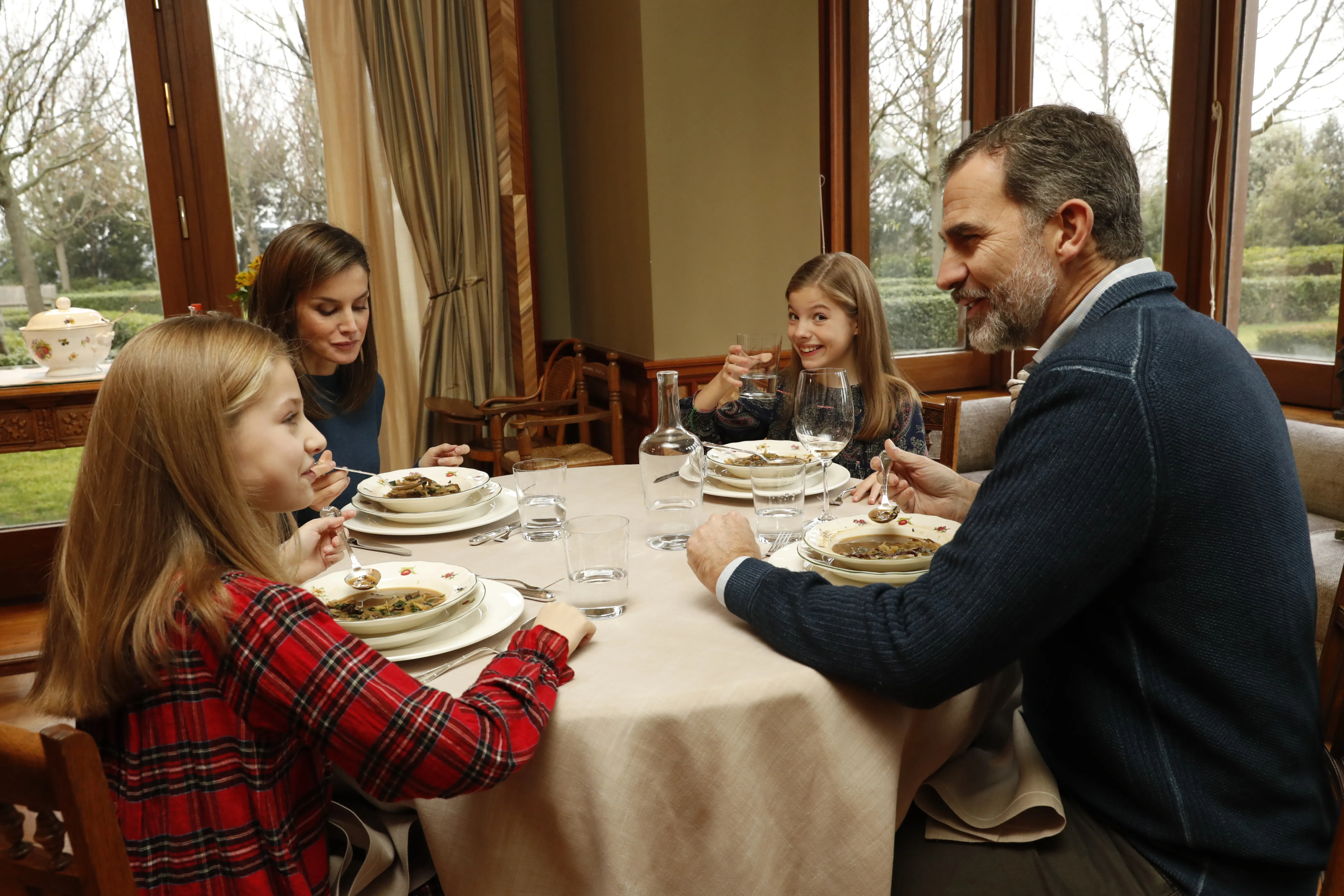 Felipe VI con Leonor y Sofía.