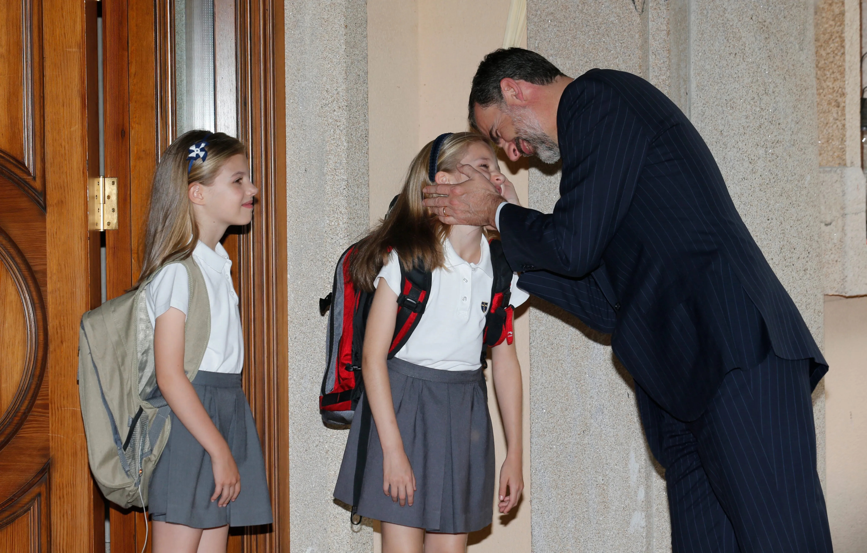 Felipe VI con Leonor y Sofía.