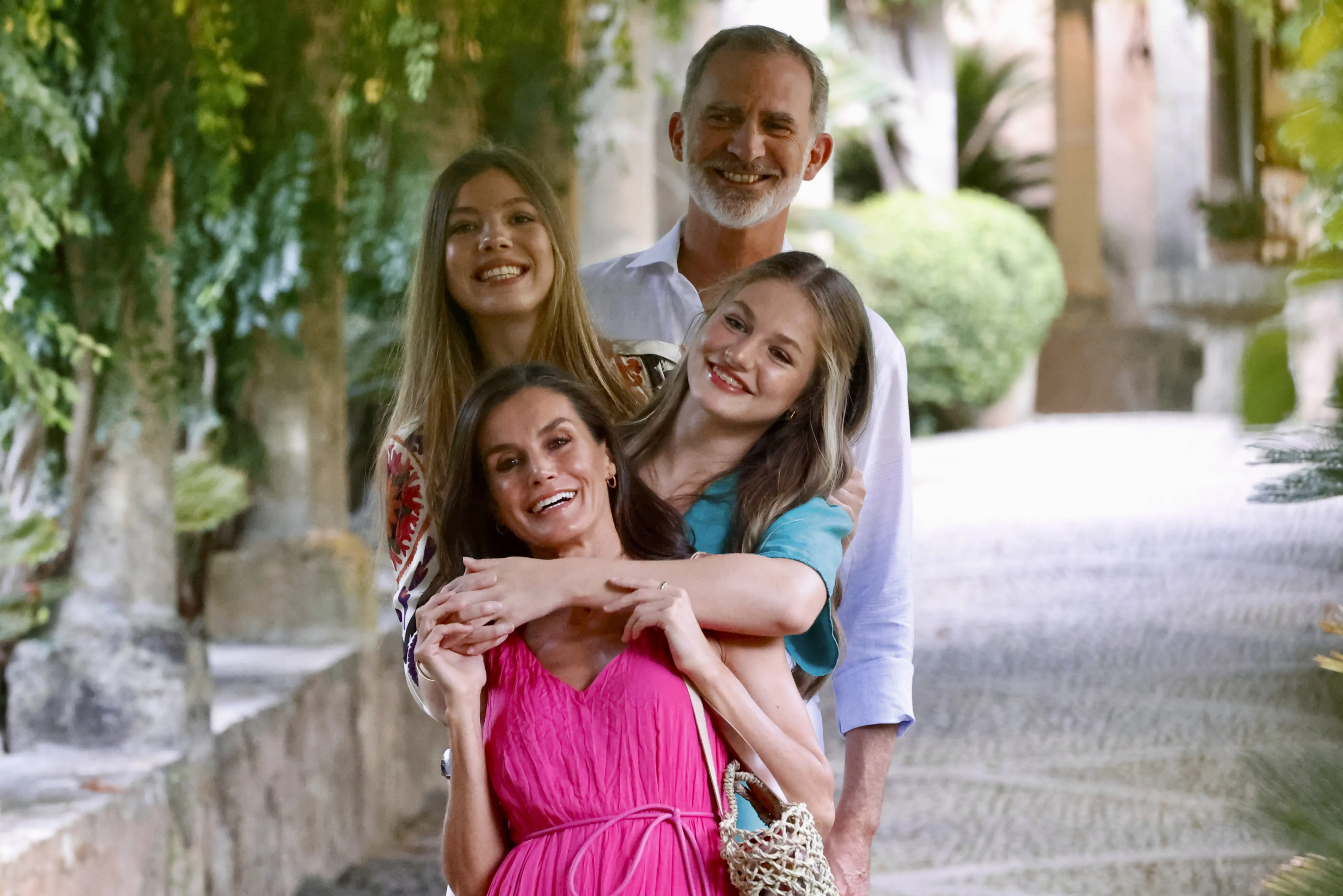 Felipe VI con Leonor y Sofía.