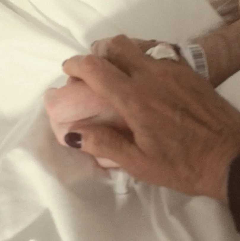 Imagen de la mano de Charo Vega con el padre de sus hijos, Tony, en el hospital