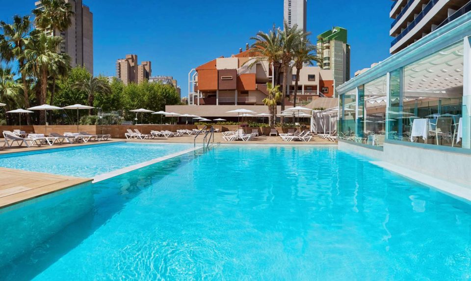 Benidorm Fest: así es el hotel de los participantes con piscina, gimnasio y bolera