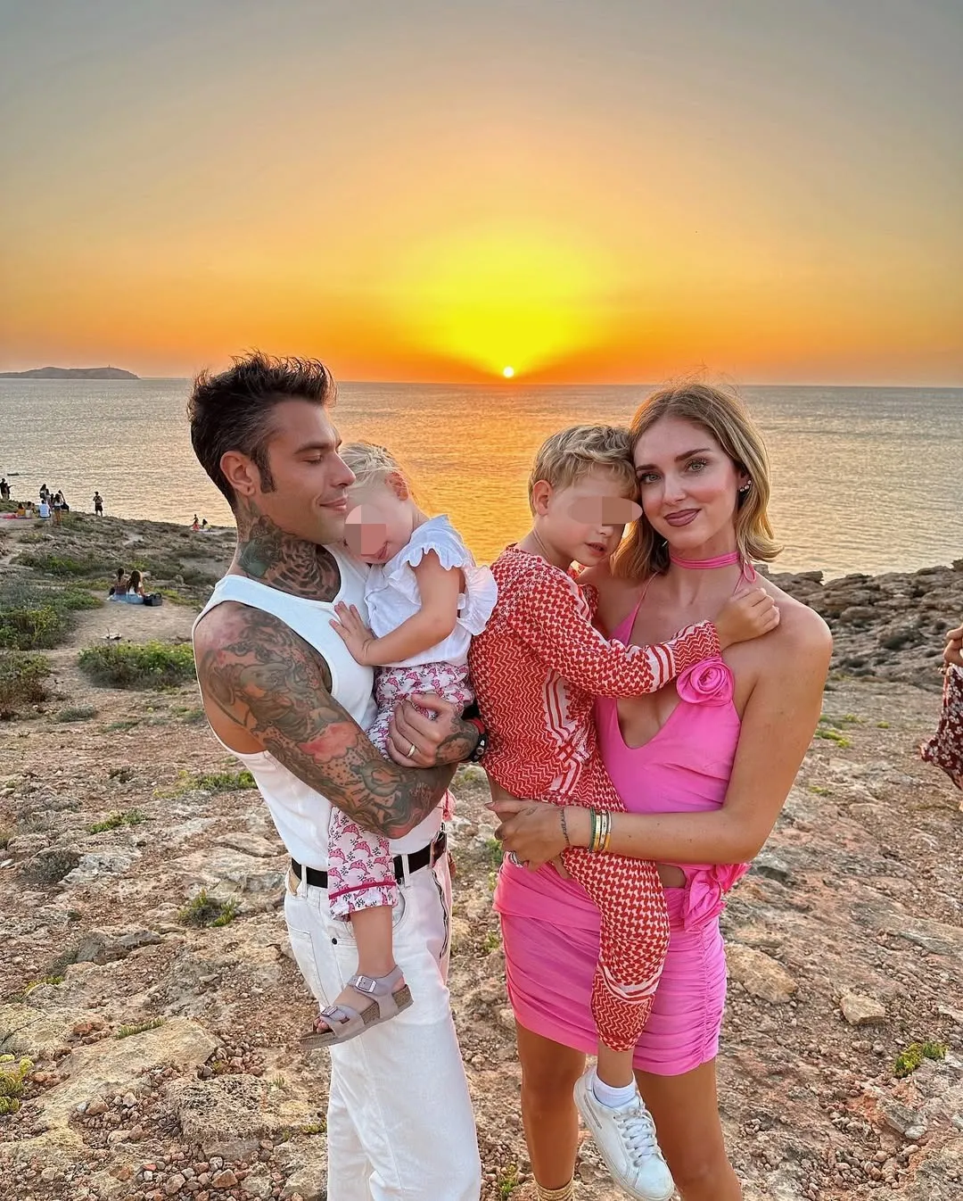 Chiara Ferragni y Fedez en una imagen de redes con sus dos hijos