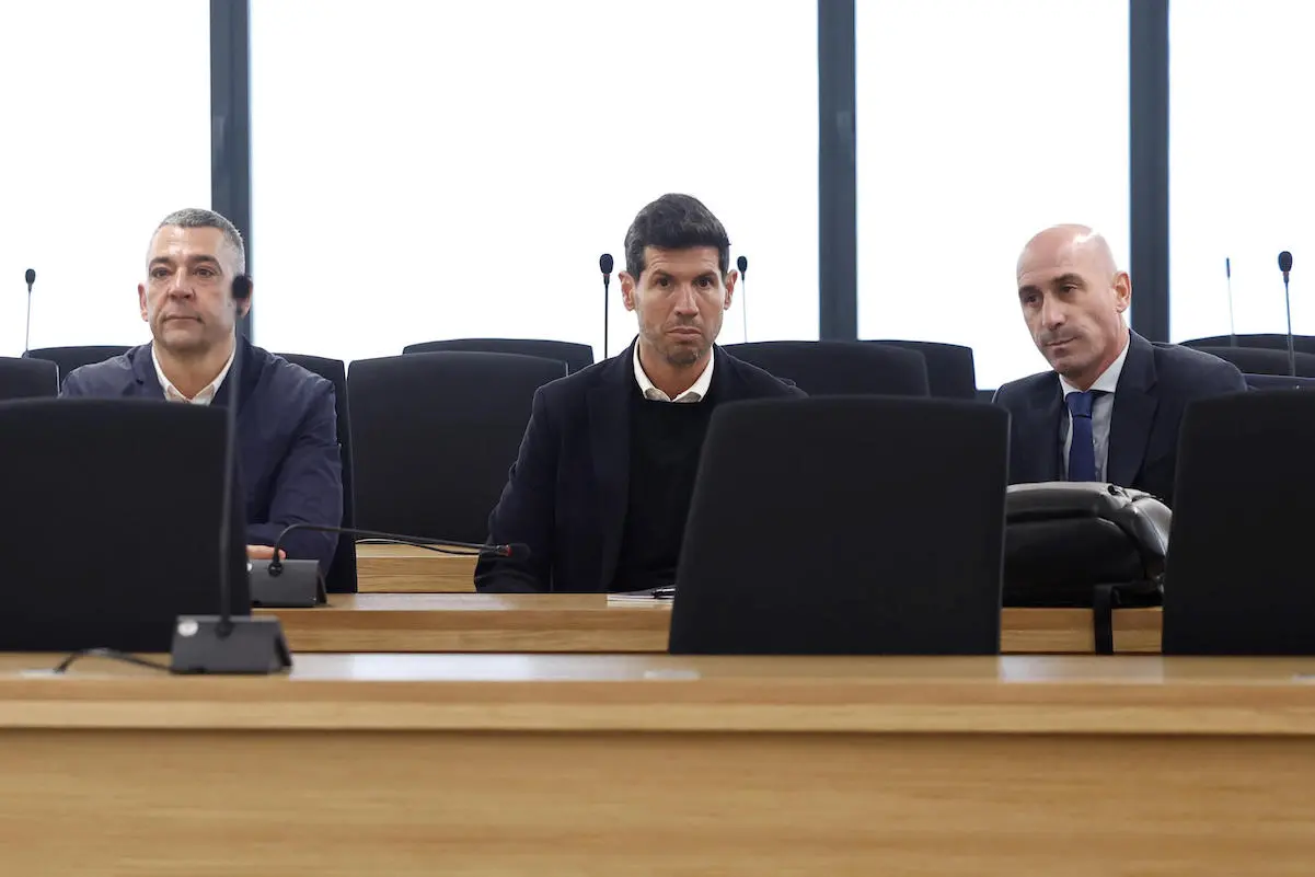 El expresidente de la Federación Española de Fútbol (RFEF) Luis Rubiales, acusado de agresión sexual y coacciones; el exdirector deportivo de la selección masculina Albert Luque y el antiguo responsable de Marketing de la RFEF Rubén Rivera, durante el juicio. Foto: EFE