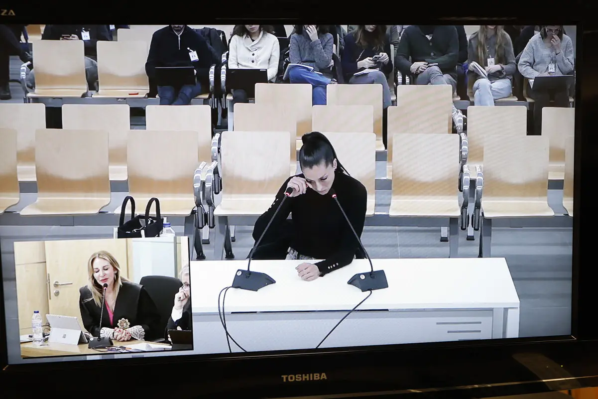 La futbolista Jenni Hermoso en una pantalla de la sala de prensa de la Audiencia Nacional de San Fernando de Henares en un momento de su declaración