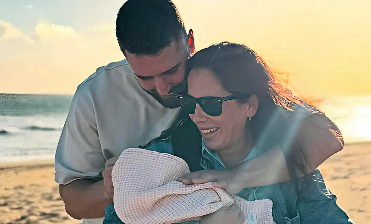 Anabel Pantoja y David con Alma en la playa.