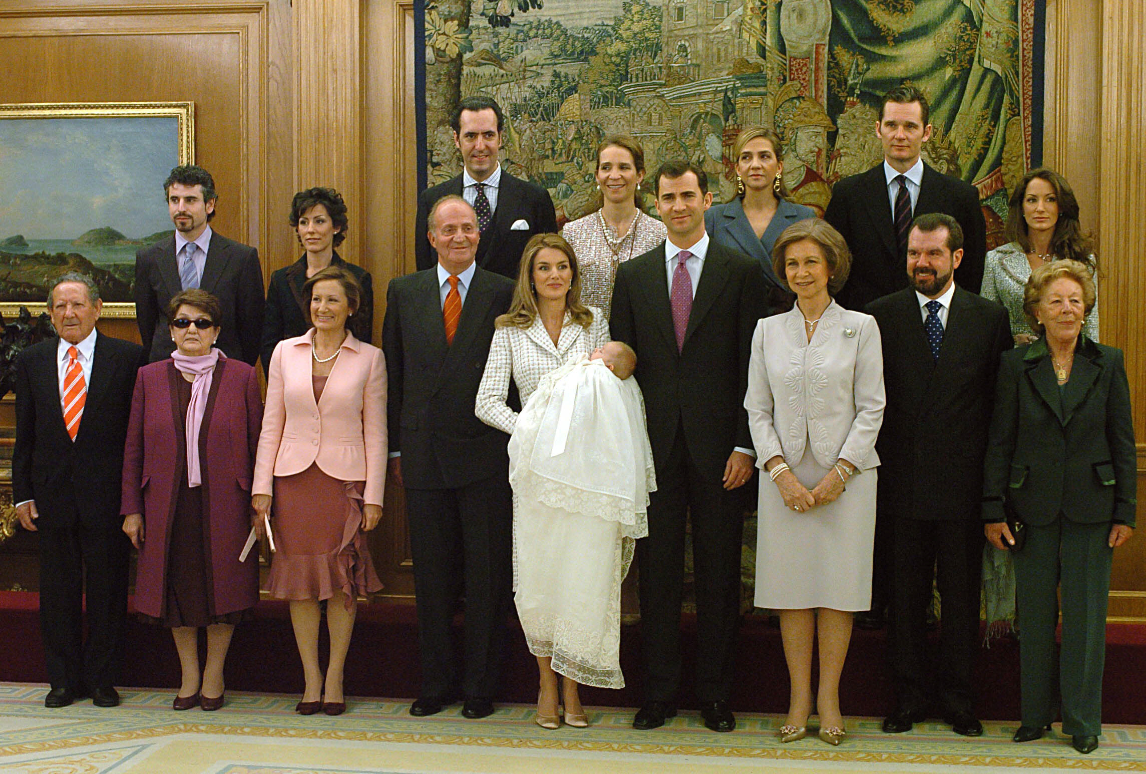 Érika Ortiz (2º fila a la izquierda) en la foto oficial del bautizo de la princesa Leonor.