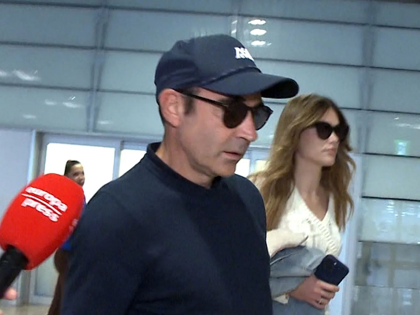 Enrique Ponce y Ana Soria en una imagen de EP en el aeropuerto