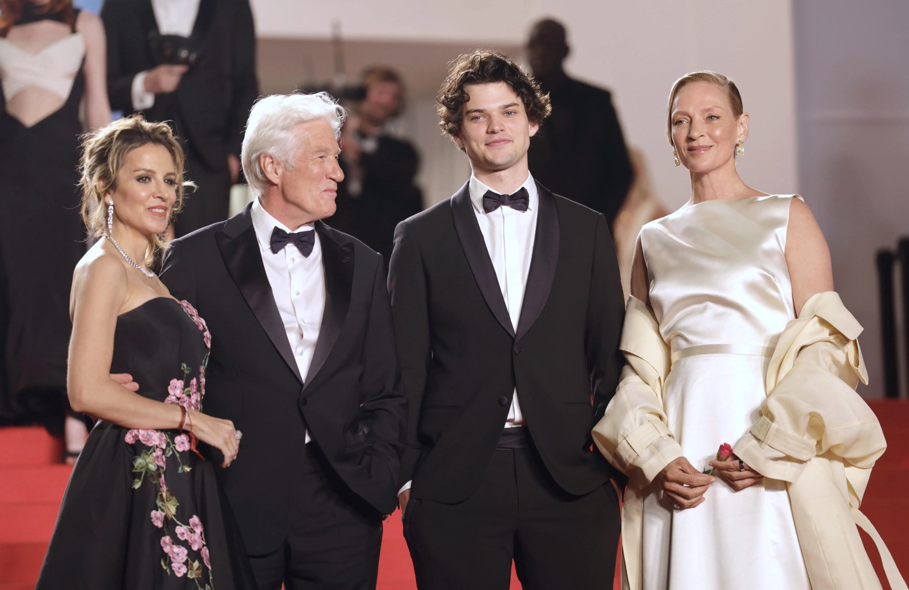 Richard Gere y su hijo Homer posan en Cannes con Alejandra y Uma Thurman.