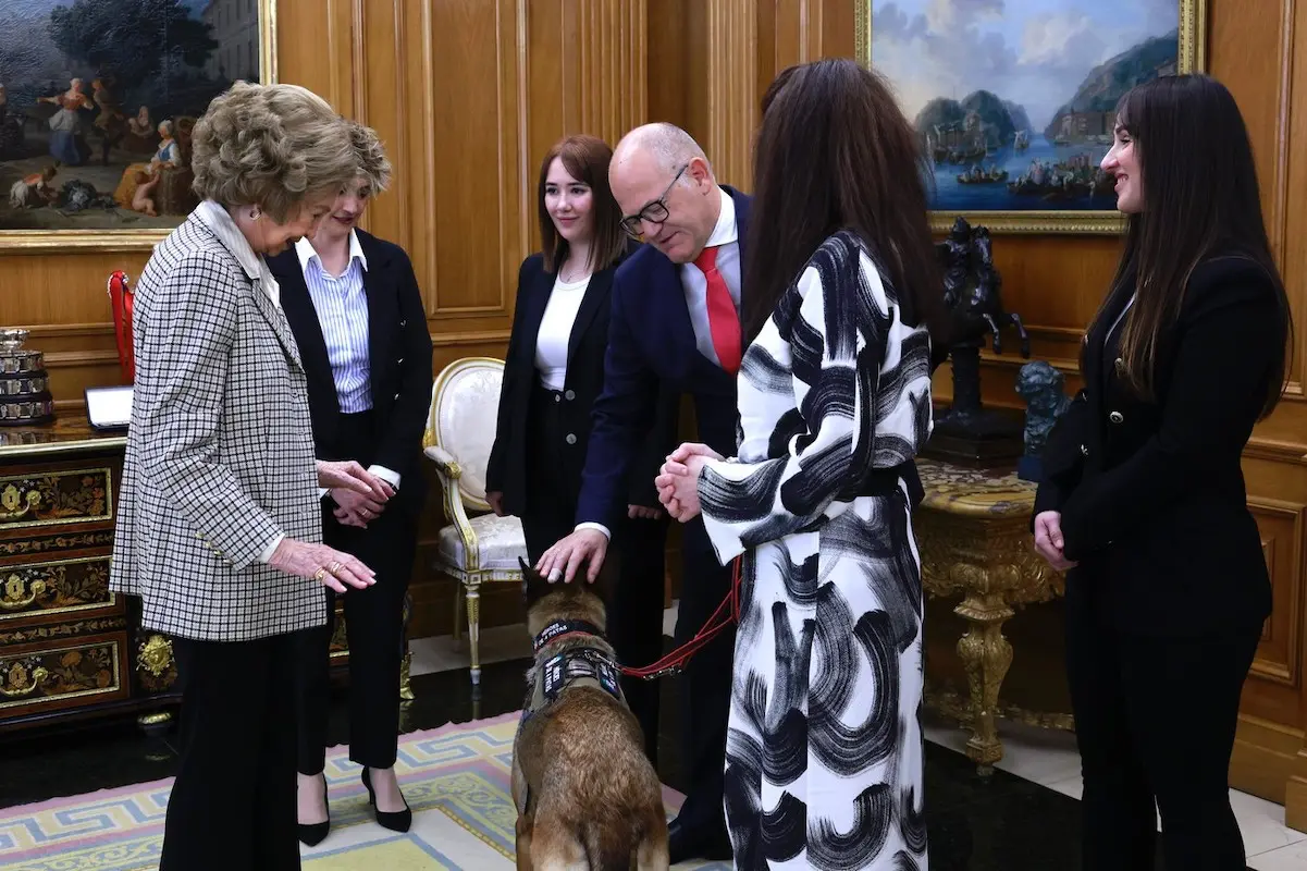 Doña Sofía durante la audiencia a una representación de la Asociación Héroes de 4 Patas