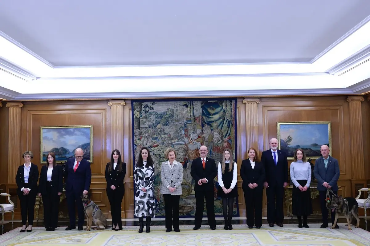 Fotografía de grupo de Su Majestad la Reina Doña Sofía junto a los componentes de la audiencia a una representación de la Asociación Héroes de 4 Patas