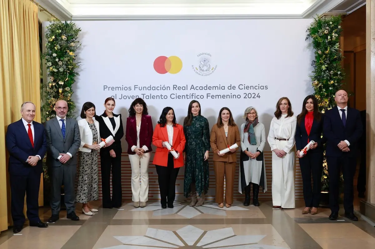 Fotografía de grupo de Su Majestad la Reina con las premiadas