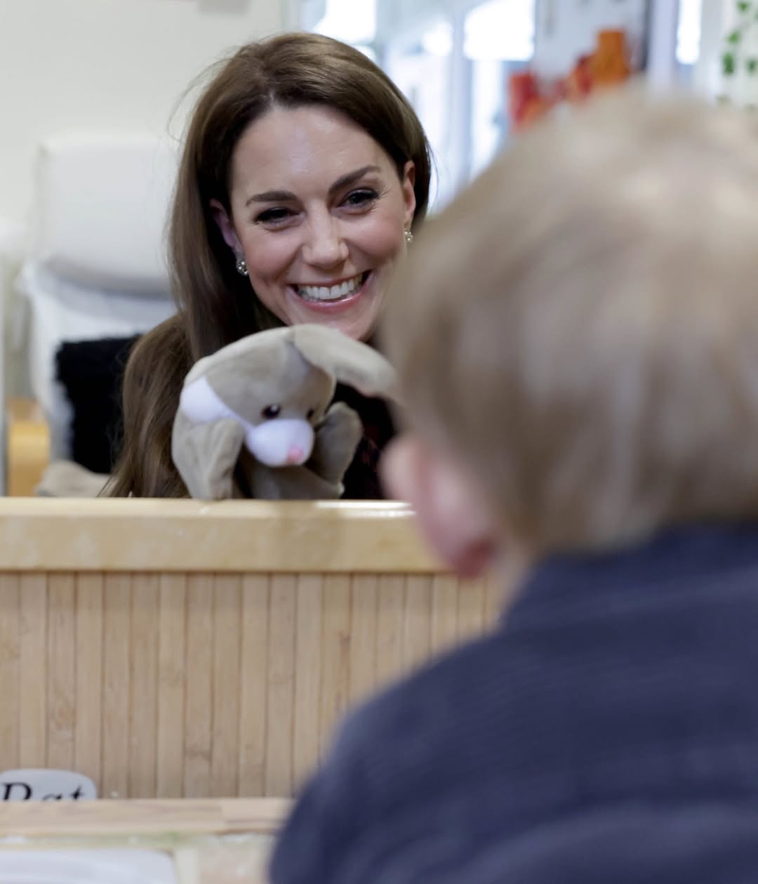 Kate Middleton se vuelca con los bebés de las presas en la cárcel de mujeres